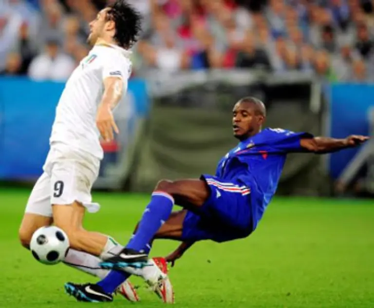 bis-ihn-der-franzoesische-Verteidiger-Eric-Abidal