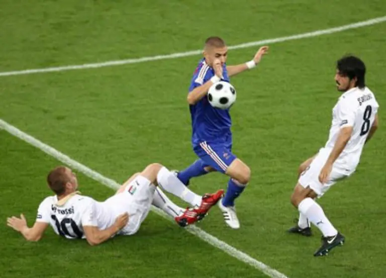 Erst-nach-dem-Seitenwechsel-deutete-der-20-jaehrige-Karim-Benzema-an-warum-er-schon-jetzt-als-einer-der-besten-Stuermer-Europas-gehandelt-wird