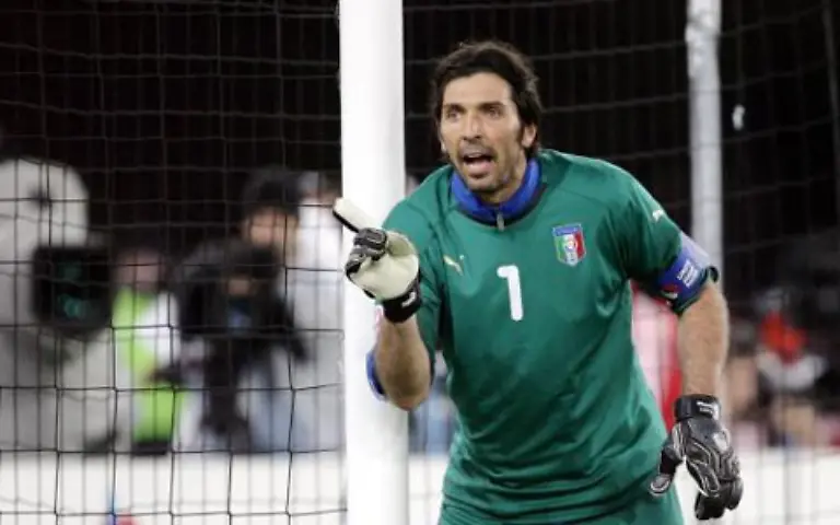 Doch-sein-Schuss-ging-vorbei-Italiens-Keeper-Gianluigi-Buffon-musste-nicht-eingreifen