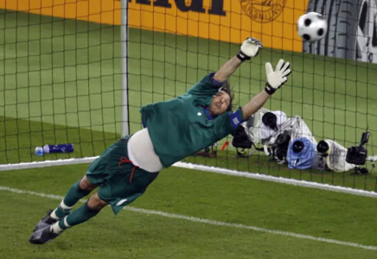 Diesmal-ging-sein-Schuss-zwar-aufs-Tor-doch-Buffon-war-mit-einer-Glanztat-zur-Stelle