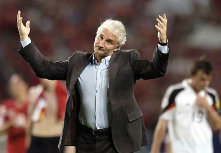 Solche-Trainergesten-bleiben-uns-bei-der-Euro-2008-hoffentlich-erspart-Oliver-Berg-fotografierte-Rudi-Voeller-nach-dem-Ausscheiden-der-deutschen-Nationalelf-am-23-Juni-2004-im-EM-Gruppenspiel-gegen-die-Tschechische-Republik-in-Lissabon