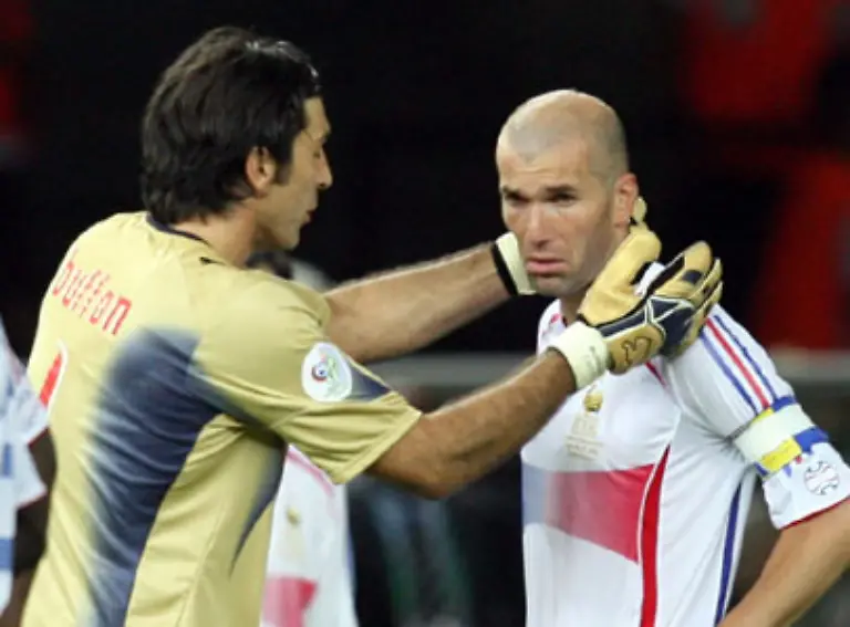 Als-waere-es-vorgestern-gewesen-Der-italienische-Torwart-Gianluigi-Buffon-troestet-seinen-ehemaligen-franzoesischen-Vereinskollegen-Zinedine-Zidane-am-09-Juli-2006-in-der-Verlaengerung-des-Finales-der-WM-im-Berliner-Olympiastadion-dokumentiert-von-Oliver-Berg