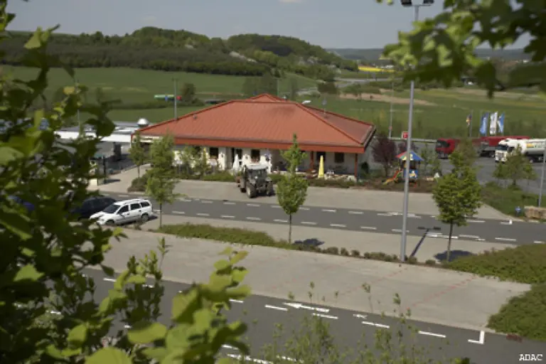 So-sehen-Sieger-aus-Uebersichtlich-sauber-und-gepflegt-Der-Autohof-Burghaslach-an-der-A3-wurde-vom-ADAC-zur-besten-Rastanlage-2008-gekuert-Insgesamt-wurden-65-Rastplaetze-unter-die-Lupe-genommen