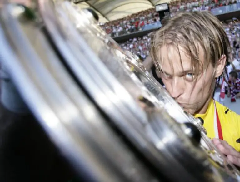 Wenn-auch-gerade-weniger-praesent-so-erinnern-wir-uns-doch-an-Timo-Hildebrand-Nach-dem-2-1-Sieg-gegen-Energie-Cottbus-feiert-der-Torhueter-am-19-Mai-2007-im-Gottlieb-Daimler-Stadion-in-Stuttgart-den-Meistertitel-in-der-Bundesliga-Ronald-Wittek-war-ganz-nah-dran