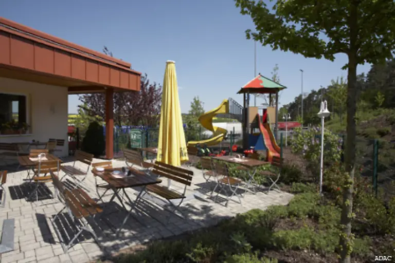 Erstmals-in-der-zehnjaehrigen-Geschichte-des-ADAC-Raststaetten-Test-steht-ein-Autohof-ganz-oben-auf-dem-Siegertreppchen-Besonders-lobenswert-ein-attraktiver-und-sicherer-Spielplatz-Nur-zwei-der-65-Testkandidaten-aus-fuenf-Laendern-erhielten-die-Note-sehr-gut