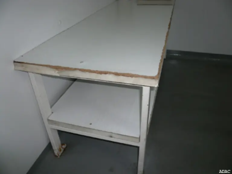 Wenig-einladend-dagegen-der-als-Wickeltisch-angebotene-Sperrmuell-des-Autohofs-Spreehagen-an-der-A12