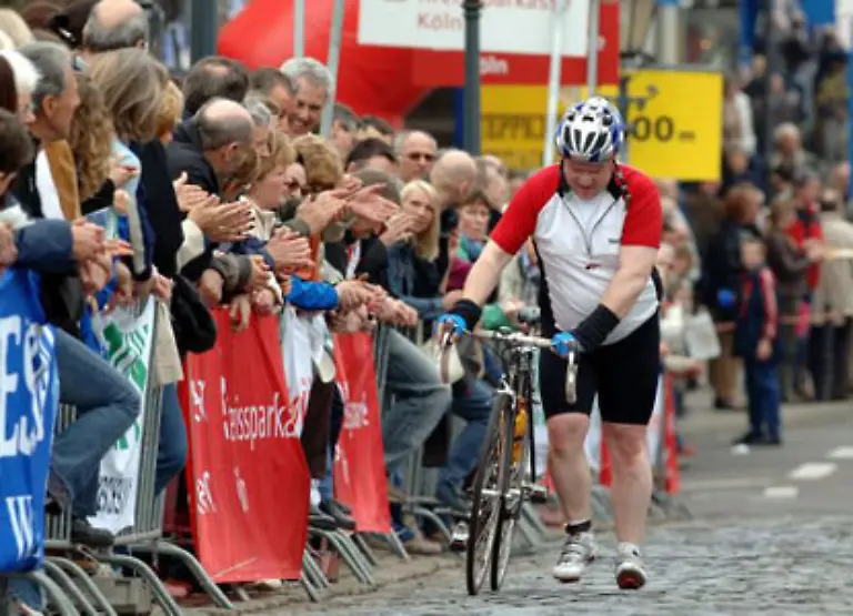 Federico-Gambarini-hat-sich-fuer-die-Nicht-Profis-interessiert-und-einen-entkraefteten-Teilnehmer-der-Challenge-100-fuer-Jedermann-Fahrer-beim-Radrennen-Rund-um-Koeln-vor-die-Linse-bekommen-Hier-fuehrte-die-Strecke-am-28-Maerz-2005-hinauf-zum-Schloss-in-Bensberg