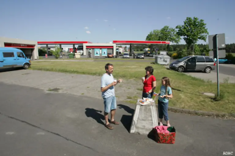 Zum-gemuetlichen-Verweilen-ist-genau-so-wenig-Raum-wie-fuer-einen-angenehmen-Gang-aufs-stille-Oertchen