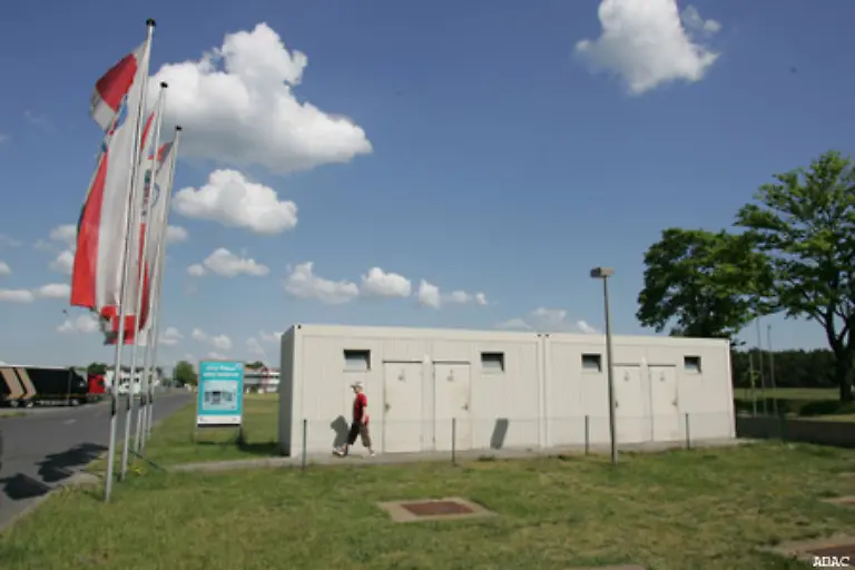 Die-Toiletten-Container-laden-zur-Freilufterleichterung-ein