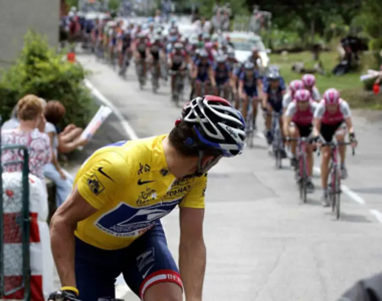 Hier-hat-derselbe-Fotograf-den-US-Amerikaner-Lance-Armstrong-aufgenommen-Auf-der-18-Etappe-der-Tour-de-France-schaut-sich-Armstrong-am-23-Juli-2004-nach-seinem-Kontrahenten-Jan-Ullrich-um-der-das-Hauptfeld-anfuehrt