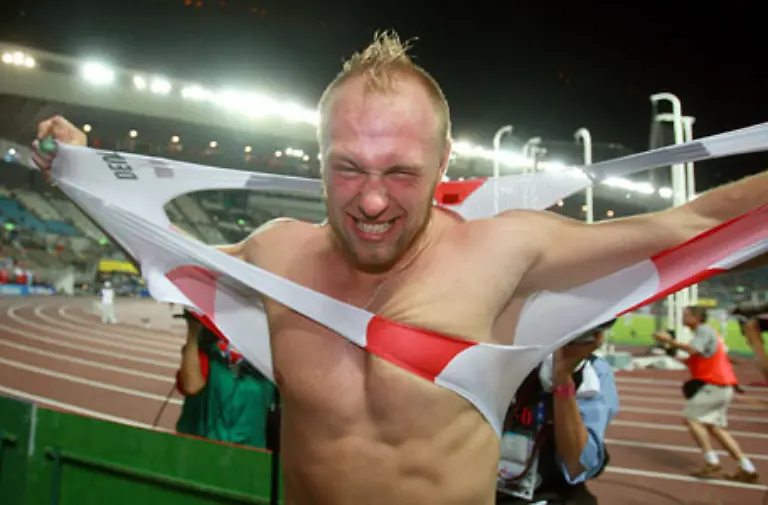 Vom-selben-Fotograf-ein-Bild-des-deutschen-Diskuswerfers-Robert-Harting-der-sich-am-28-August-2007-im-Nagai-Stadion-im-japanischen-Osaka-ueber-die-Silbermedaille-im-Finale-der-IAAF-Weltmeisterschaft-freut