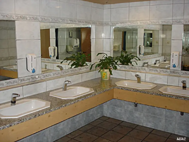 saubere-sanitaere-Anlagen