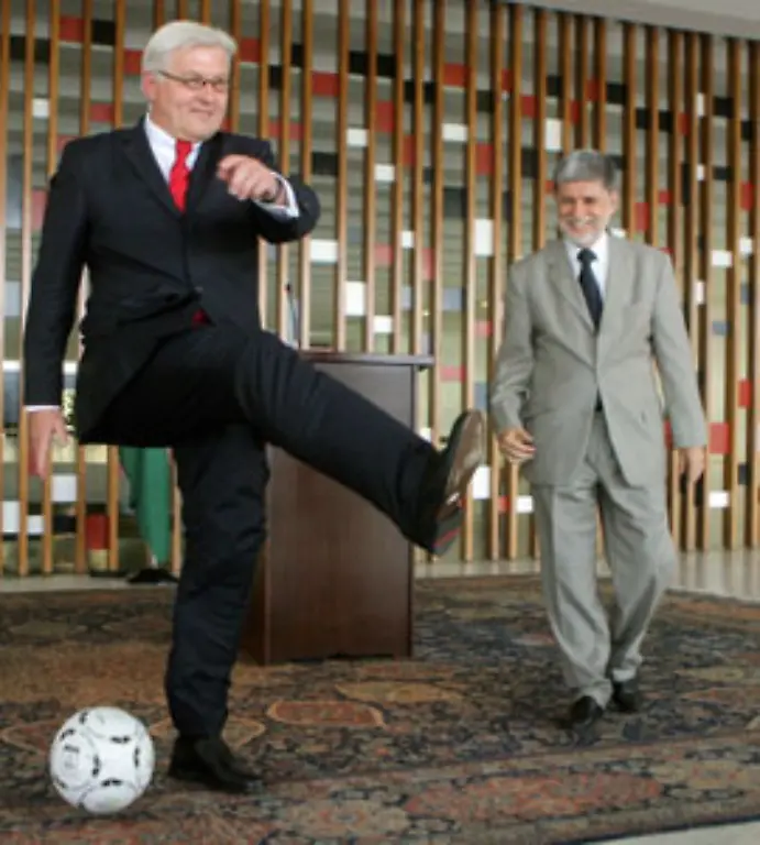 Sieht-zwar-aus-wie-Sport-ist-aber-Politik-Aussenminister-Frank-Walter-Steinmeier-SPD-taeuscht-am-5-Mai-2006-in-Brasilien-den-Schuss-nur-an-Schliesslich-will-er-weder-seinen-Amtskollegen-Celso-Amorimnur-noch-die-Journalisten-oder-gar-den-Fotografen-Tim-Brakemeier-treffen