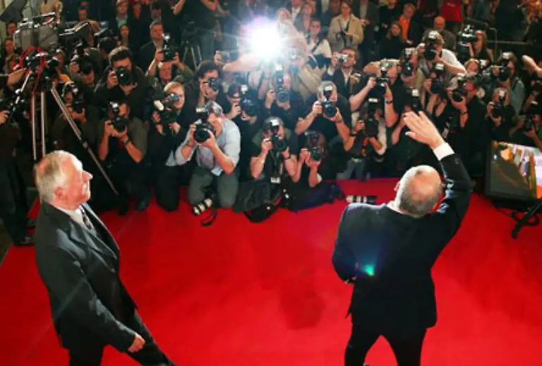 Damals-waren-linke-Erfolge-noch-etwas-Neues-Michael-Hanschke-dokumentiert-die-Wahlabend-Party-am-18-September-2005-mit-Gregor-Gysi-und-Oskar-Lafontaine-aus-dem-Hintergrund