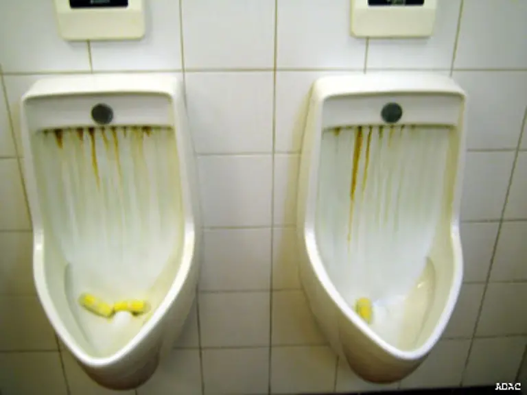 und-Toiletten-in-einem-mangelhaftem-Zustand-vor