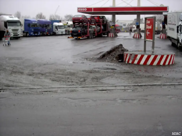 Dass-man-nicht-fuer-alle-Zeiten-in-der-Malus-Schublade-gefangen-sein-muss-zeigen-einige-Beispiele-22-der-65-getesteten-Anlagen-wurden-schon-frueher-mal-unter-die-Lupe-genommen-So-sah-der-Autohof-Hernsberg-noch-2005-aus