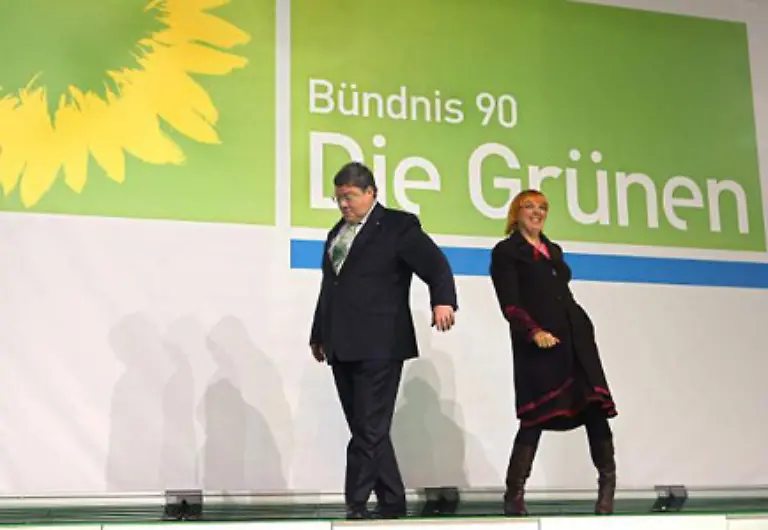 Das-Logo-bleibt-Die-Parteivorsitzenden-von-Buendnis-90-Die-Gruenen-Reinhard-Buetikofer-und-Claudia-Roth-nach-der-Ablehnung-eines-neuen-Parteilogos-am-1-Dezember-2006-Oliver-Berg-hat-Stillstand-dynamisch-abgebildet
