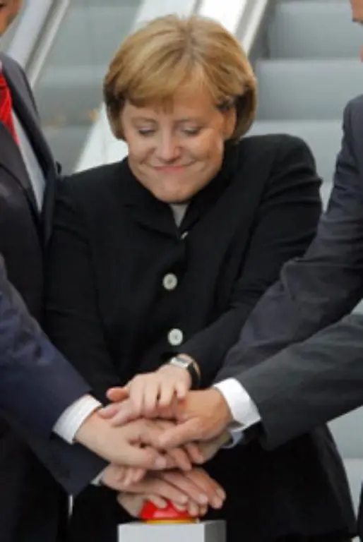 Zur-Eroeffnung-des-neuen-Hauptbahnhofs-am-25-Juni-2006-in-Berlin-drueckt-die-Bundeskanzlerin-symbolisch-den-roten-Knopf-fast-schoener-als-die-nachfolgende-Lichtshow-Peer-Grimm-sei-Dank-fuers-Hinsehen