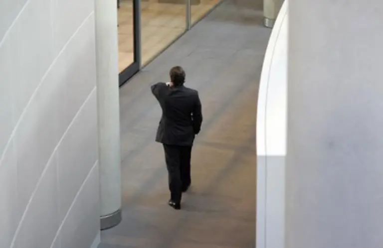 Ein-weiteres-Foto-von-Peer-Grimm-laesst-den-Zeitdruck-unserer-Politiker-ebenfalls-erahnen-Auch-Bundeskanzler-Gerhard-Schroeder-schaut-am-8-November-2005-auf-die-Uhr-als-er-den-Plenarsaal-des-Berliner-Reichstags-verlaesst