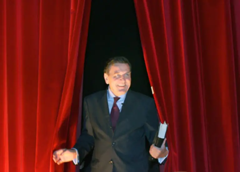 Am-31-Oktober-2006-nimmt-sich-der-inzwischen-Alt-Kanzler-Schroeder-die-Zeit-in-einem-Kinosaal-in-Essen-aus-seiner-Autobiografie-vorzulesen-Roland-Weihrauch-war-dabei