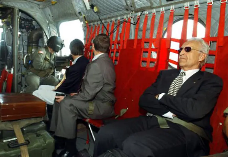 Peter-Kneffel-hat-Edmund-Stoiber-am-8-August-2002-noch-Unions-Kanzlerkandidat-ganz-entspannt-in-einer-Maschine-der-US-Airforce-erwischt-Die-Delegation-ist-auf-dem-Weg-nach-Pristina-wo-der-CSU-Vorsitzende-im-Kosovo-die-deutschen-Soldaten-im-Einsatz-besuchte