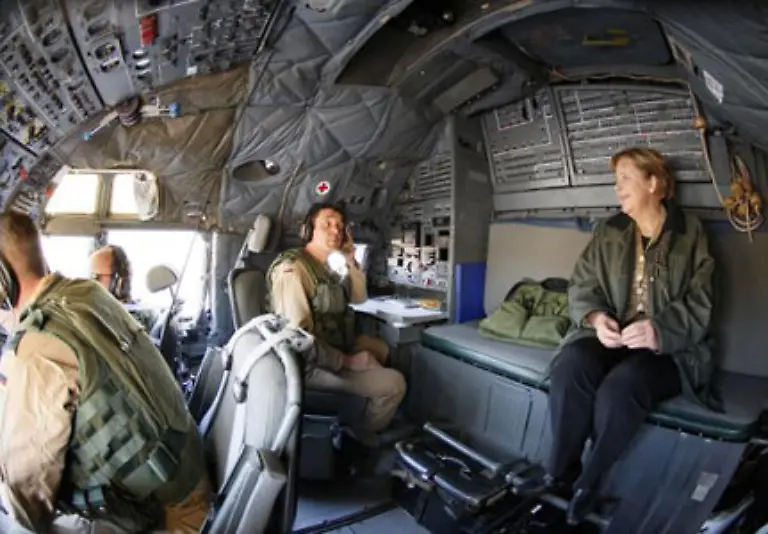 Laengst-ist-sie-die-Kanzlerin-geworden-Am-3-Maerz-2007-fliegt-Angela-Merkel-im-Cockpit-einer-Transall-unter-groesster-Geheimhaltung-und-strengsten-Sicherheitsvorkehrungen-zu-einem-Kurzbesuch-nach-Afghanistan-Johannes-Eisele-durfte-trotzdem-knipsen