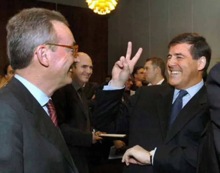 Ebenfalls-in-der-Kategorie-Politik-und-im-Gedaechtnis-festgeschrieben-Josef-Ackermanns-Siegerpose-im-Duesseldorfer-Landgericht-vor-dem-Mannesmann-Prozess-am-21-Januar-2004-Oliver-Berg-hat-dem-scherzenden-Deutsche-Bank-Chef-ein-fotografisches-Denkmal-gesetzt