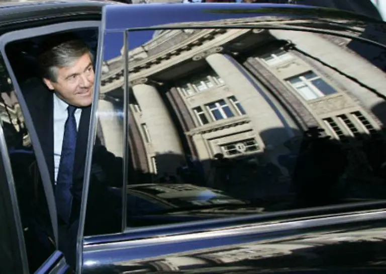 Am-26-Oktober-2006-wird-das-Mannesmann-Verfahren-eingestellt-und-Roland-Weihrauch-drueckt-vor-dem-Duesseldorfer-Gericht-auf-den-Ausloeser-bevor-Josef-Ackermann-im-Dienstwagen-davonrauscht-Damit-sind-wir-bei-der-Wirtschaft