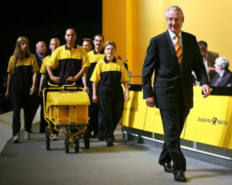 Als-Klaus-Zumwinkel-am-8-Mai-2007-auf-dem-Weg-zur-Ankuendigung-einer-Dividendenerhoehung-Oliver-Berg-vor-die-Kamera-laeuft-ist-der-Post-Chef-noch-beliebt
