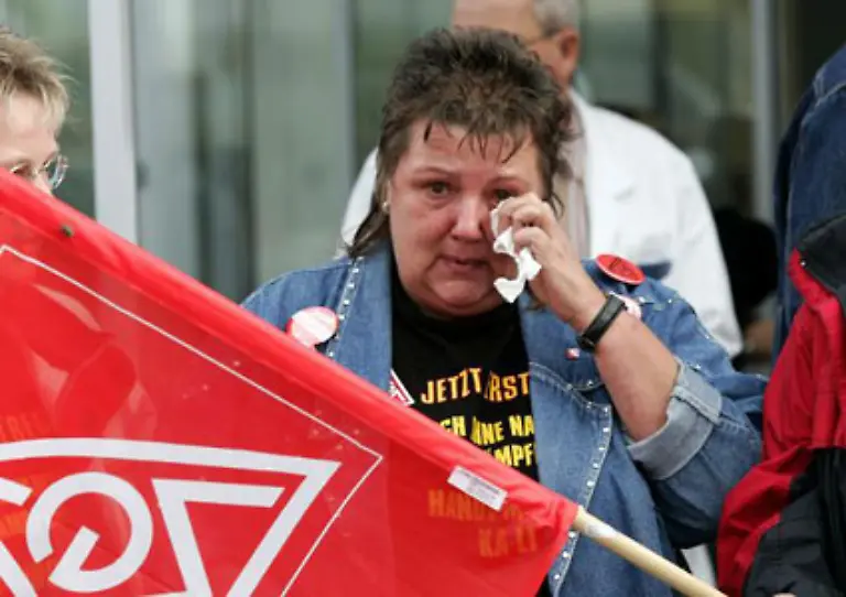 Die-Wirtschaft-hat-auch-Schattenseiten-Eine-Mitarbeiterin-von-BenQ-Siemens-erfaehrt-am-19-Oktober-2006-in-Kamp-Linfort-vom-Stellenabbau-in-ihrem-Unternehmen-Roland-Weihrauch-hat-die-Aufnahme-gemacht-Doch-nicht-nur-Jobverlust-bewegt-die-Gemueter