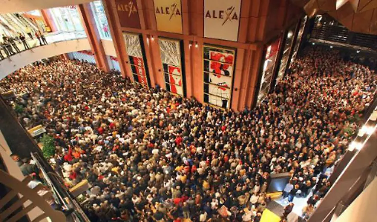 Bei-der-Eroeffnung-des-MediaMarktes-am-11-September-2007-im-neuen-Berliner-Einkaufszentrum-am-Alexanderplatz-kam-es-zu-regelrechten-Tumulten-weil-5000-Schnaeppchenjaeger-auf-einmal-zugreifen-wollten-Arno-Burgi-zeigt-uns-Kaufrausch-aus-der-Vogelperspektive