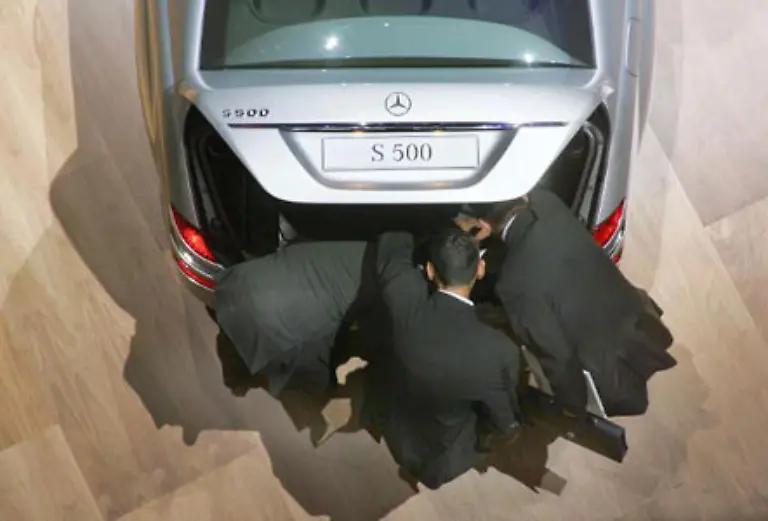 Auf-der-Internationalen-Automobil-Ausstellung-IAA-ertappte-Uwe-Zucchi-am-14-September-2005-drei-Geschaeftsleute-die-fast-in-eine-S-Klasse-hineinkriechen-um-den-Kofferraum-zu-testen