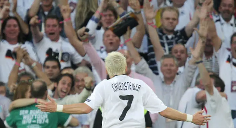 Den-faelligen-Freistoss-nutzte-Schweinsteiger-zu-einer-Flanke-in-den-Strafraum