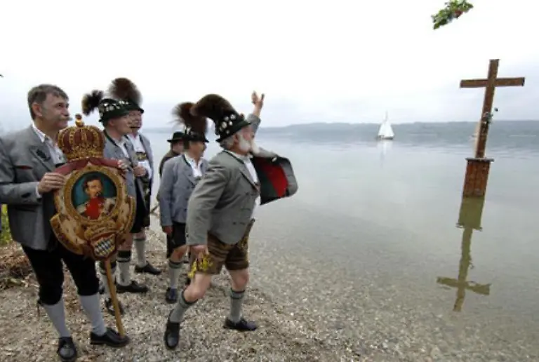 Den-Koenigstreuen-Verein-aus-Ingolstadt-hat-Peter-Kneffel-am-12-Juni-2005-begleitet-als-in-der-Naehe-der-oberbayerischen-Ortschaft-Berg-ein-Blumenstrauss-in-den-Starnberger-See-flog-dort-wo-Koenig-Ludwig-II-von-Bayern-vor-ueber-hundert-Jahren-ertrunken-aufgefunden-wurde