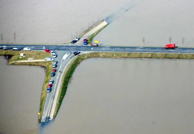 Am-5-April-2006-hat-es-bei-Riesa-in-Sachsen-zu-viel-geregnet-und-Matthias-Hiekel-hat-es-aus-der-Luft-gesehen