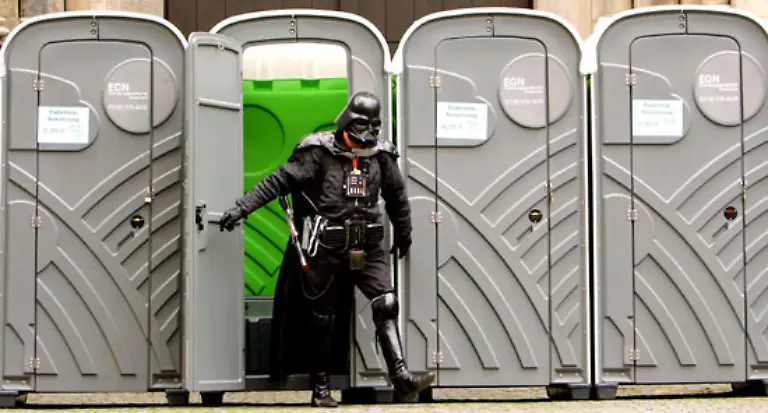 Darth-Vader-verlaesst-auf-dem-Alten-Markt-in-Koeln-eine-mobile-Toilette-Rolf-Vennebernd-war-am-23-Februar-2006-den-Beduerfnissen-boeser-Maechte-auf-der-Spur