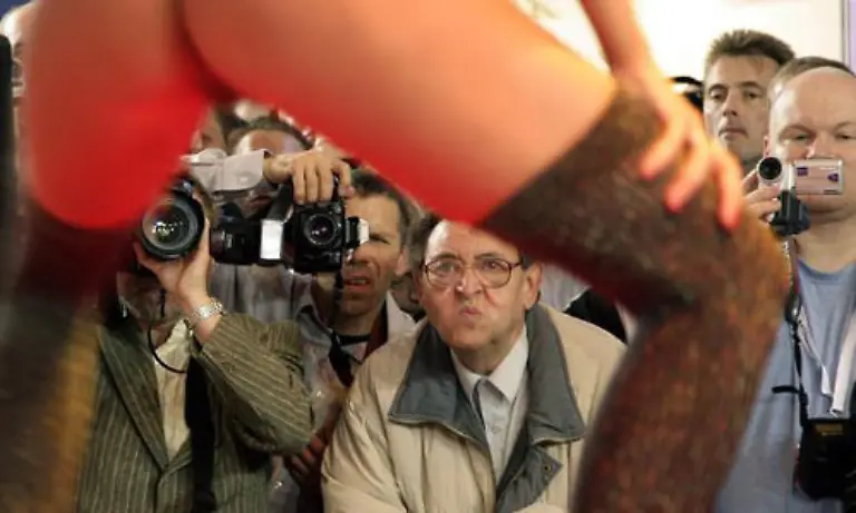 Auf-der-Internationalen-Erotikmesse-Venus-in-Berlin-gelingt-es-Peer-Grimm-die-Stimmung-am-20-Oktober-2006-abzulichten