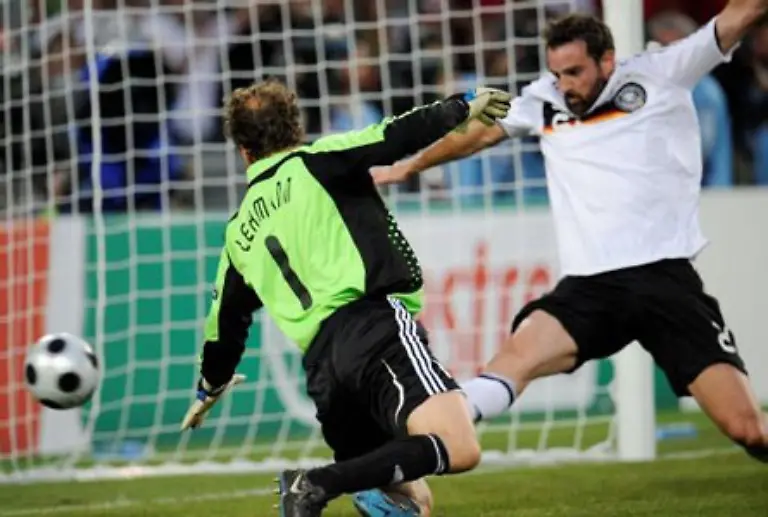 Er-prueft-Jens-Lehmann-mit-einem-gefaehrlichen-Linksschuss-der-kann-den-Ball-nicht-festhalten