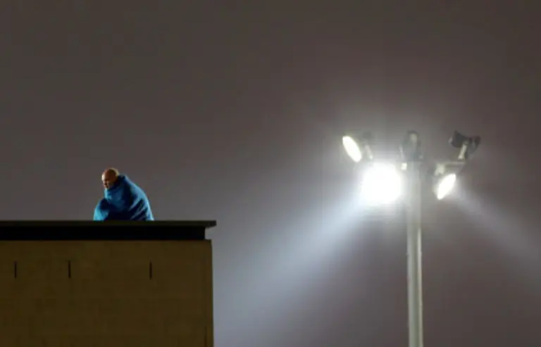 Noch-ein-Angeklagter-diesmal-nicht-vor-Gericht-sondern-auf-dem-Dach-der-Justizvollzugsanstalt-Gero-Breloer-hat-den-Angeklagten-des-Stephanie-Prozesses-am-09-November-2006-fotografiert-Doch-zurueck-zur-Prominenz