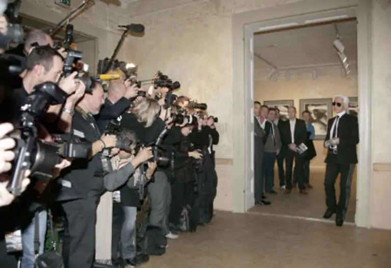 Karl-Lagerfeld-eroeffnet-am-24-November-2006-in-Berlin-unter-grossem-Presserummel-seine-Fotoausstellung-One-Man-Shown-Peer-Grimm-hat-seinen-Auftritt-eingefangen