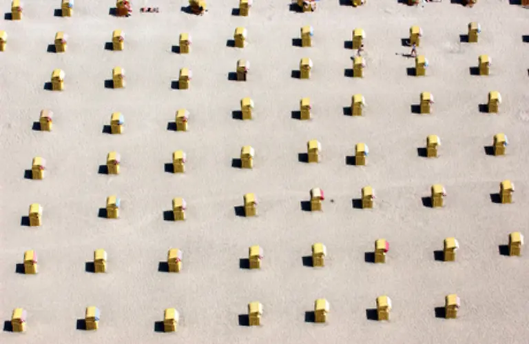 Aufgereiht-stehen-am-07-Juni-2006-Strandkoerbe-am-Ostseestrand-von-Travemuende-Wolfgang-Langenstrassen-knipste-aus-der-Vogelperspektive