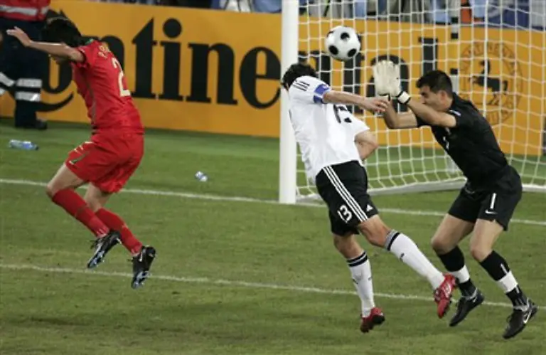 Nach-geschicktem-Handeinsatz-stand-Ballack-mutterseelenallein