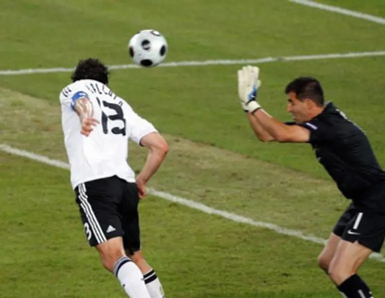 der-den-Ball-bei-geschicktem-Stellungsspiel-aber-ohne-Probleme-haette-abfangen-koennen
