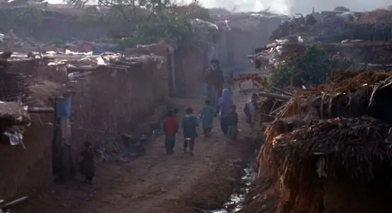 Ein-Fluechtlingslager-in-der-pakistanischen-Hauptstadt-Islamabad-Vor-allem-Afghanen-leben-hier-die-aus-ihrer-krisen-und-kriegszerruetteten-Heimat-geflohen-sind