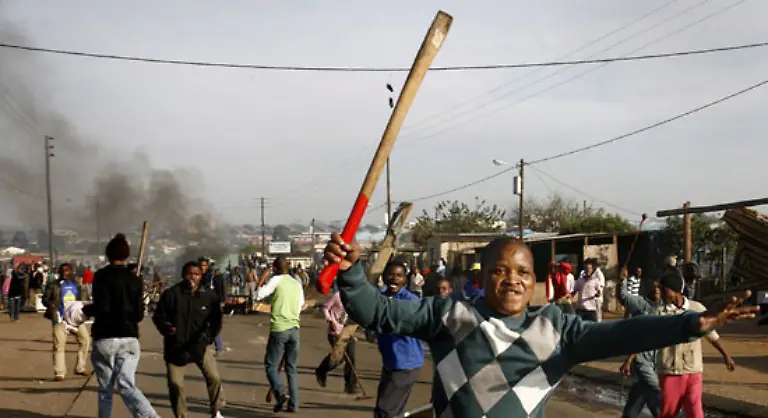 Juengstes-Beispiel-die-auslaenderfeindlichen-Uebergriffe-in-Suedafrika-Jugendbanden-machen-tagelang-Jagd-auf-Fluechtlinge-aus-Simbabwe-oder-Mosambik-Dutzende-werden-erschlagen-oder-verbrannt