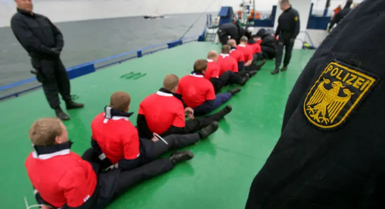 Nur-1-2-Prozent-der-9017-bearbeiteten-Antraege-werden-bisher-in-diesem-Jahr-anerkannt-das-sind-110-Menschen-Hinzu-kommen-jedoch-noch-Fluechtlinge-die-nach-der-Genfer-Fluechtlingskonvention-Schutz-finden