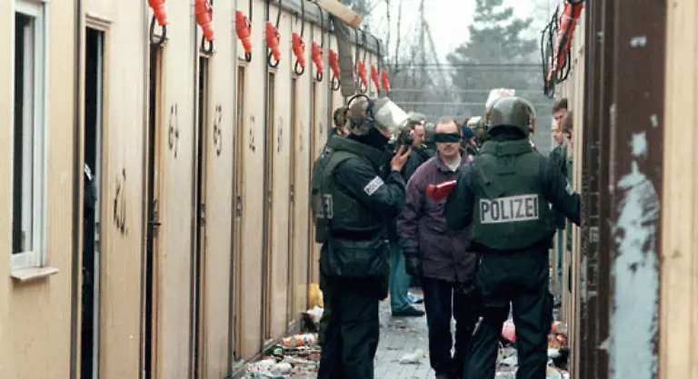 1996-hatte-es-bei-rund-116-000-Antraegen-noch-14-300-Anerkennungen-gegeben