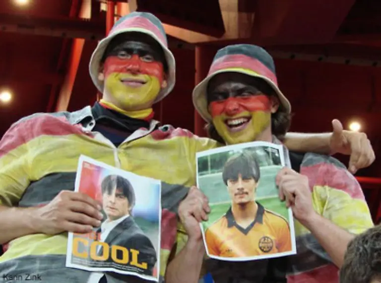 In-welchem-Outfit-der-Jogi-zum-Halbfinale-antritt-ist-uns-offen-gestanden-ziemlich-egal-Ihm-nicht-das-ist-schon-klar-Hauptsache-er-sitzt-diesmal-auf-der-Bank