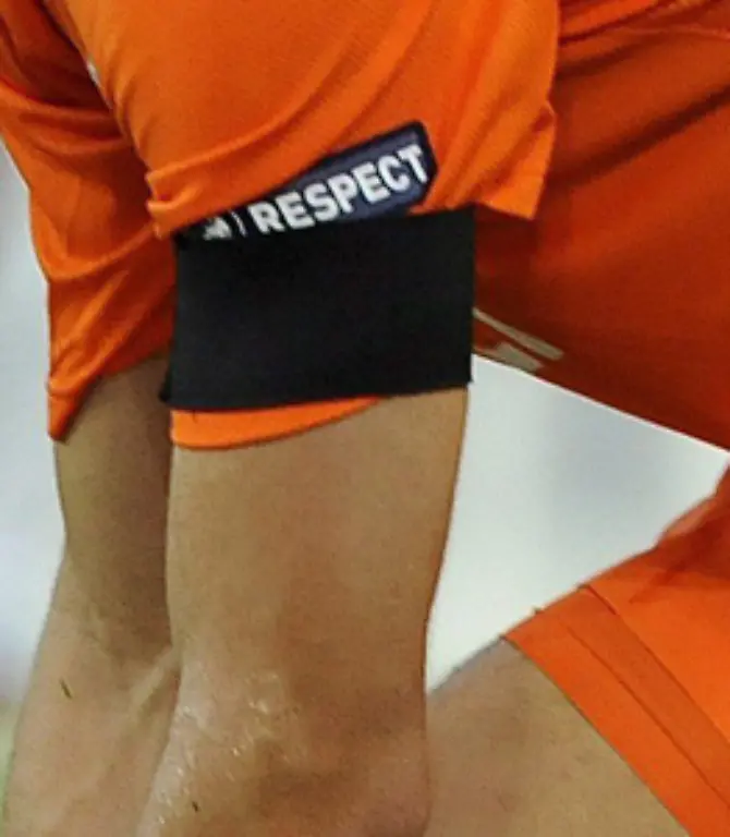 Als-Zeichen-des-Mitgefuehls-lief-die-Elftal-mit-einem-Trauerflor-auf-133