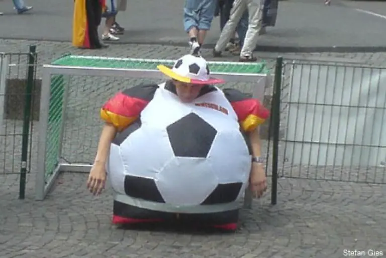 offenbar-frei-nach-dem-Motto-hier-bin-ich-Mensch-hier-darf-ich-s-sein-ein-Leben-im-Fussball-fuehren